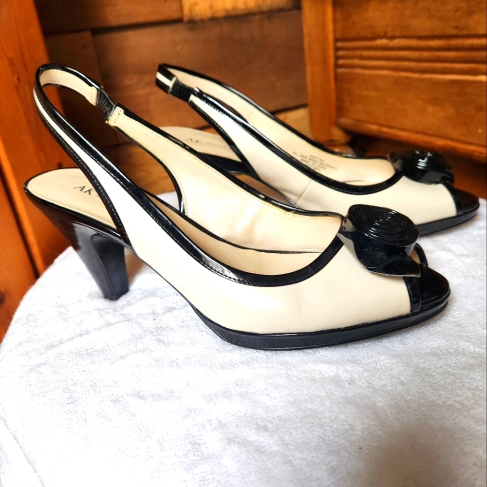 Anne Klein Chic Black And Creme Patent Leather Heels With A Rosette. Size 9M